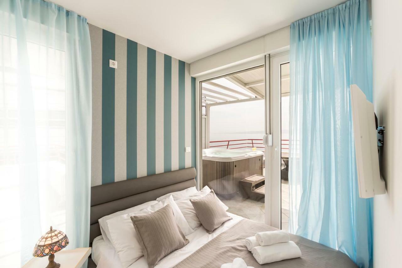 スプリトSeaside Penthouse With Hot Tub Sky Livingアパートメント エクステリア 写真
